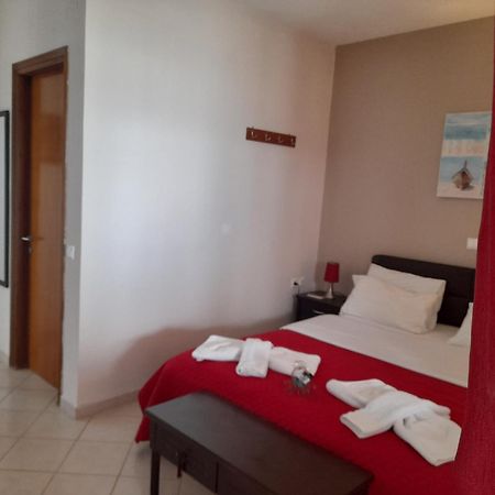 Delfini Aparthotel Akhladherí Exteriör bild