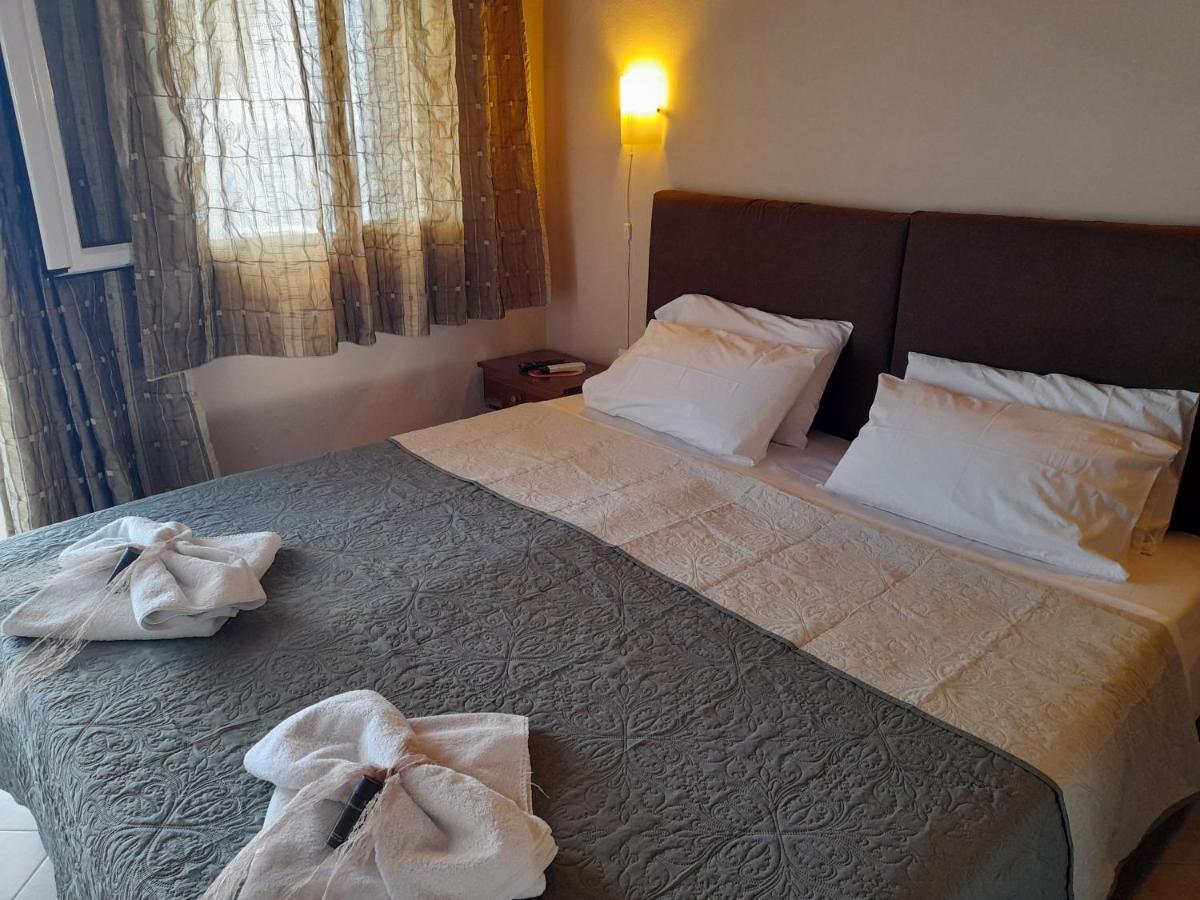 Delfini Aparthotel Akhladherí Exteriör bild