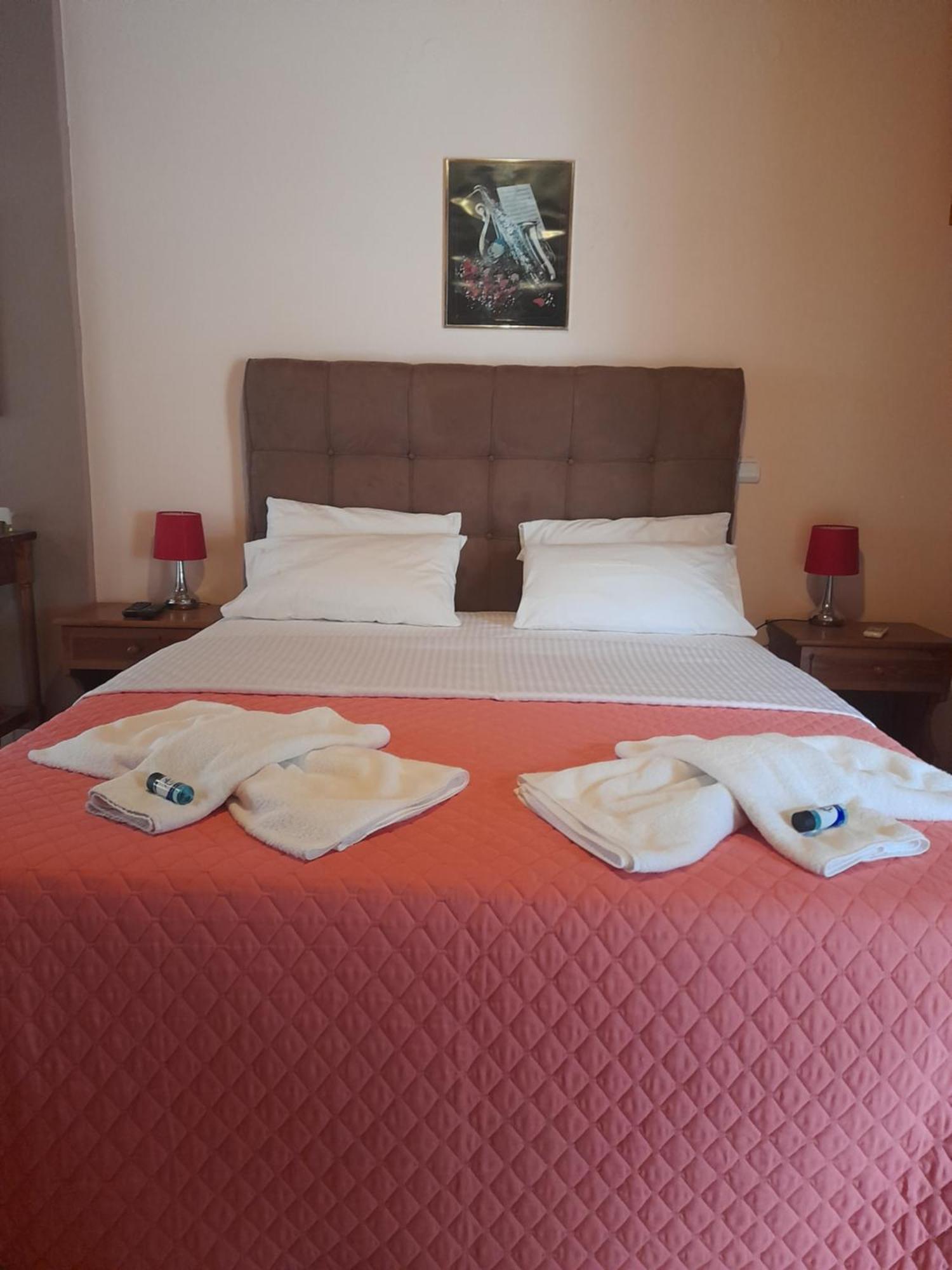 Delfini Aparthotel Akhladherí Exteriör bild