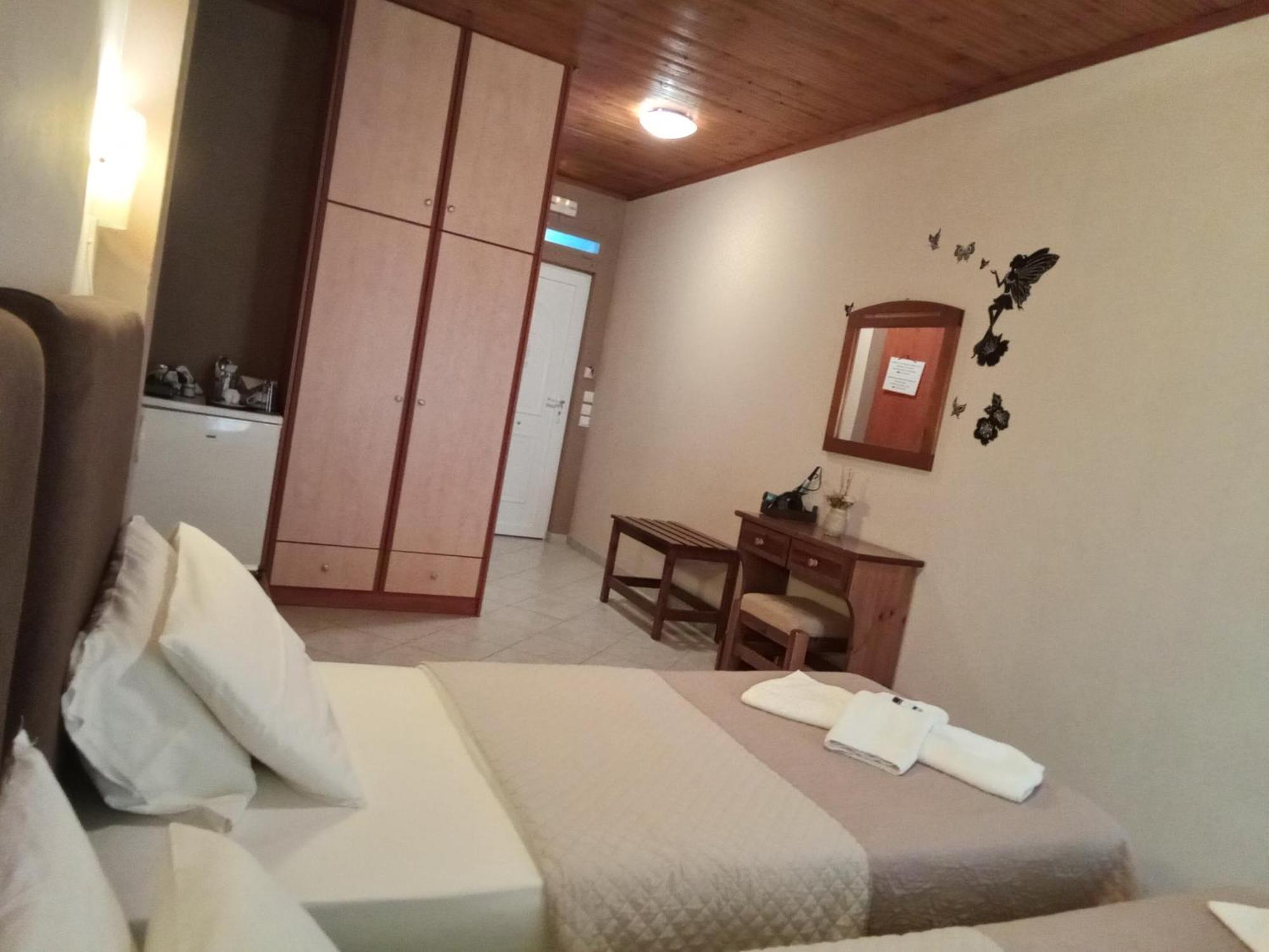 Delfini Aparthotel Akhladherí Exteriör bild