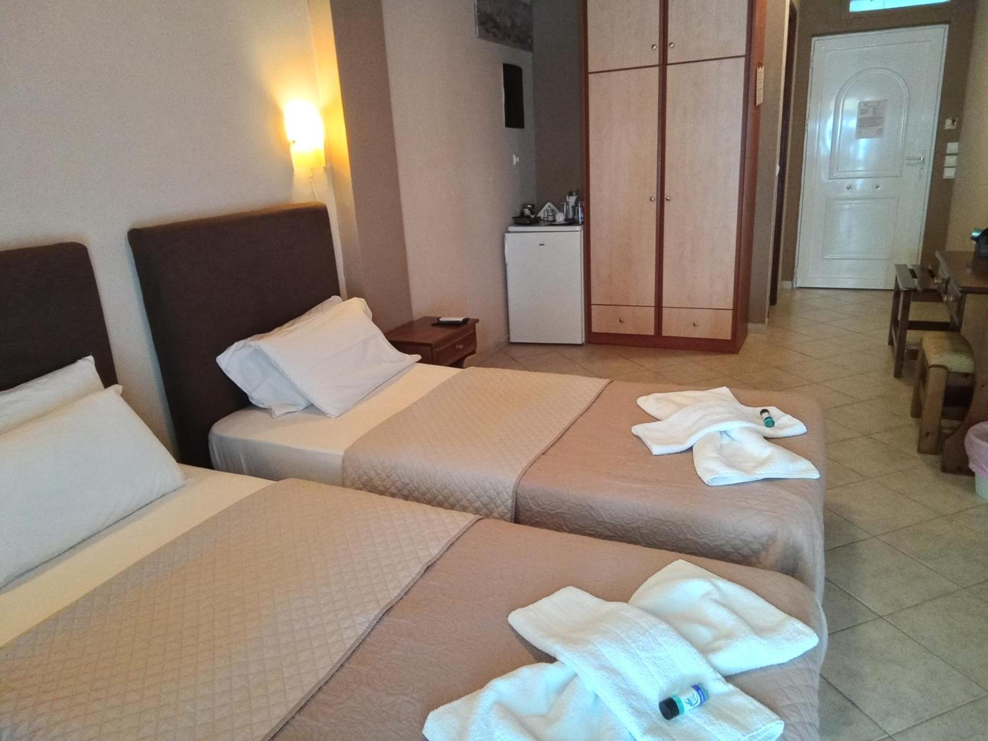 Delfini Aparthotel Akhladherí Exteriör bild