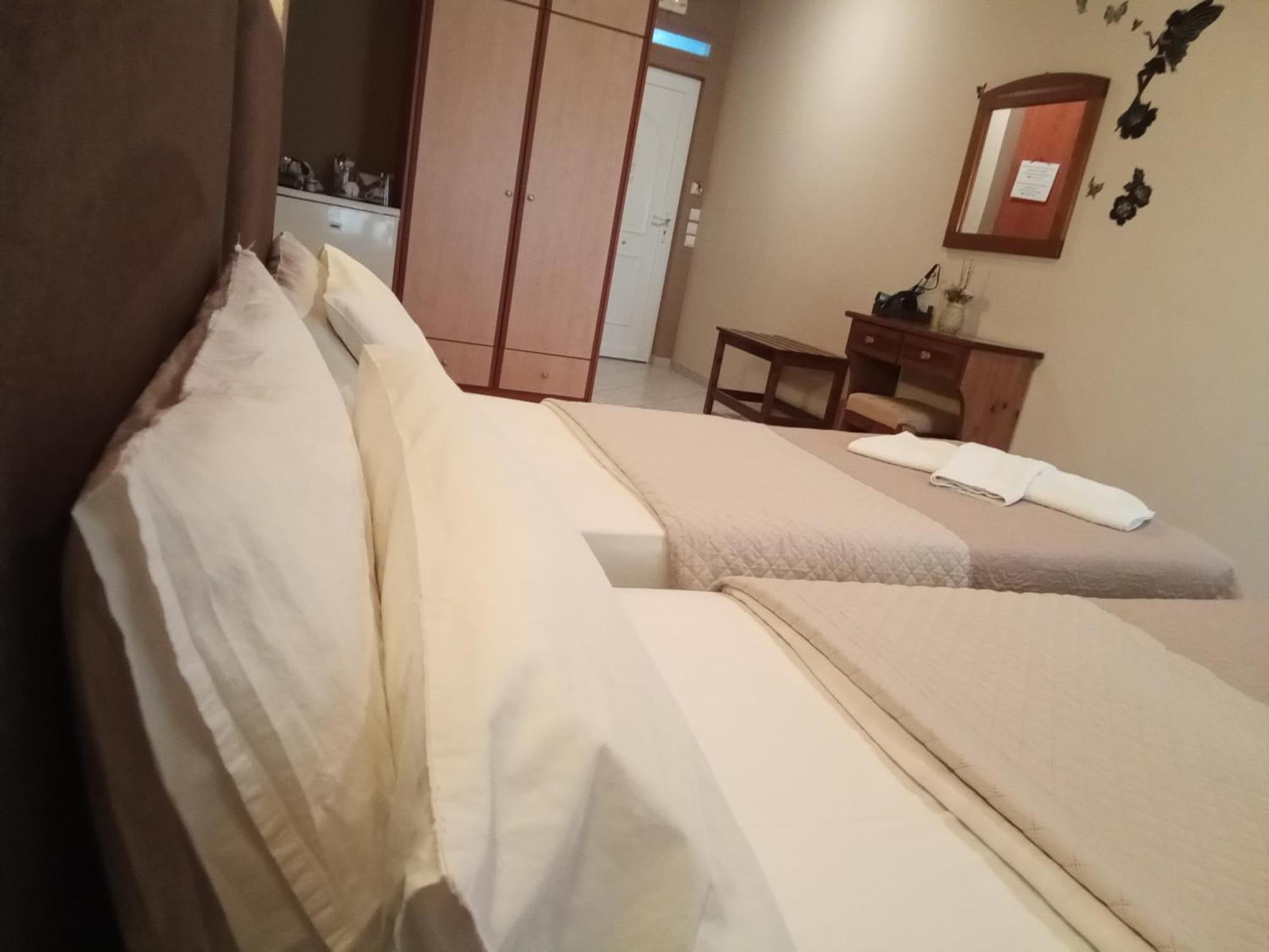 Delfini Aparthotel Akhladherí Exteriör bild