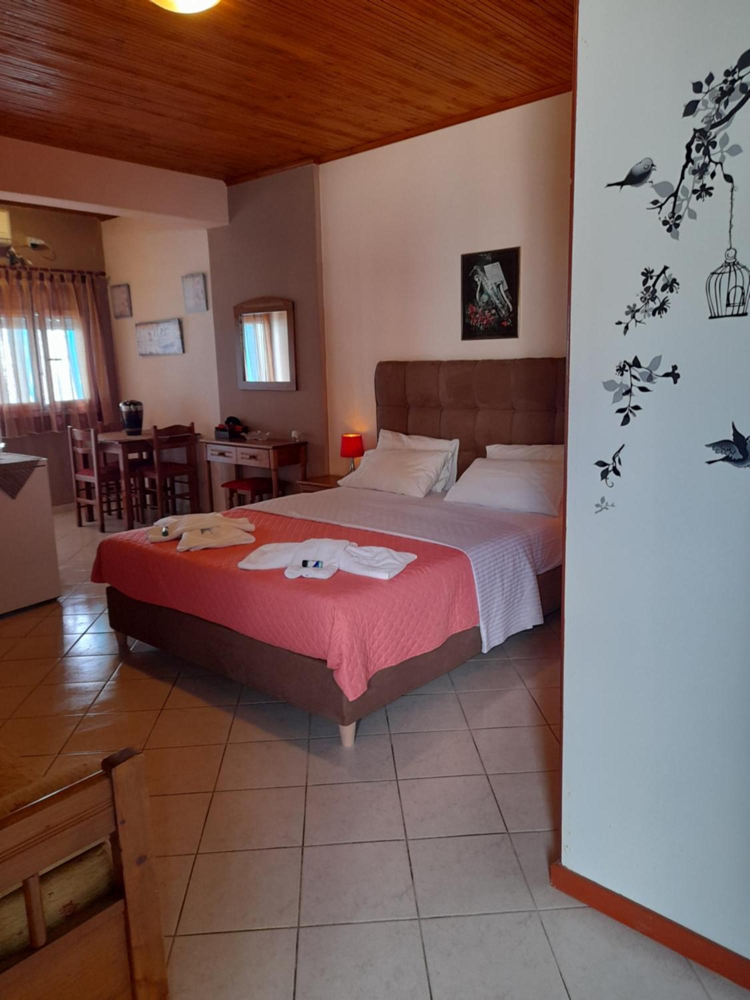 Delfini Aparthotel Akhladherí Exteriör bild