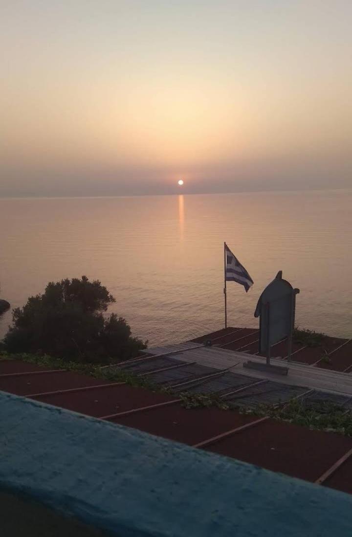 Delfini Aparthotel Akhladherí Exteriör bild