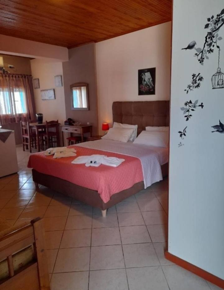 Delfini Aparthotel Akhladherí Exteriör bild