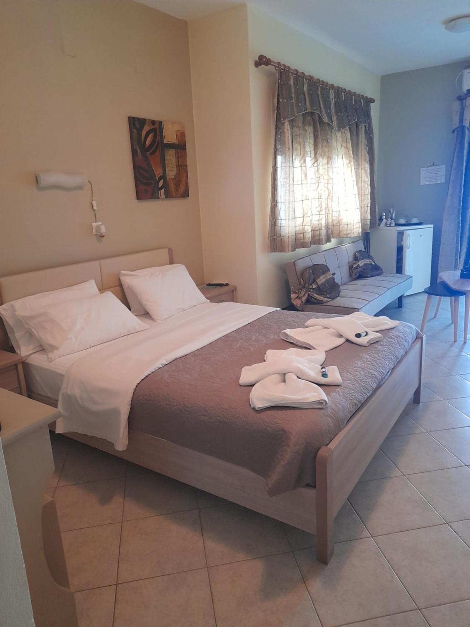 Delfini Aparthotel Akhladherí Exteriör bild