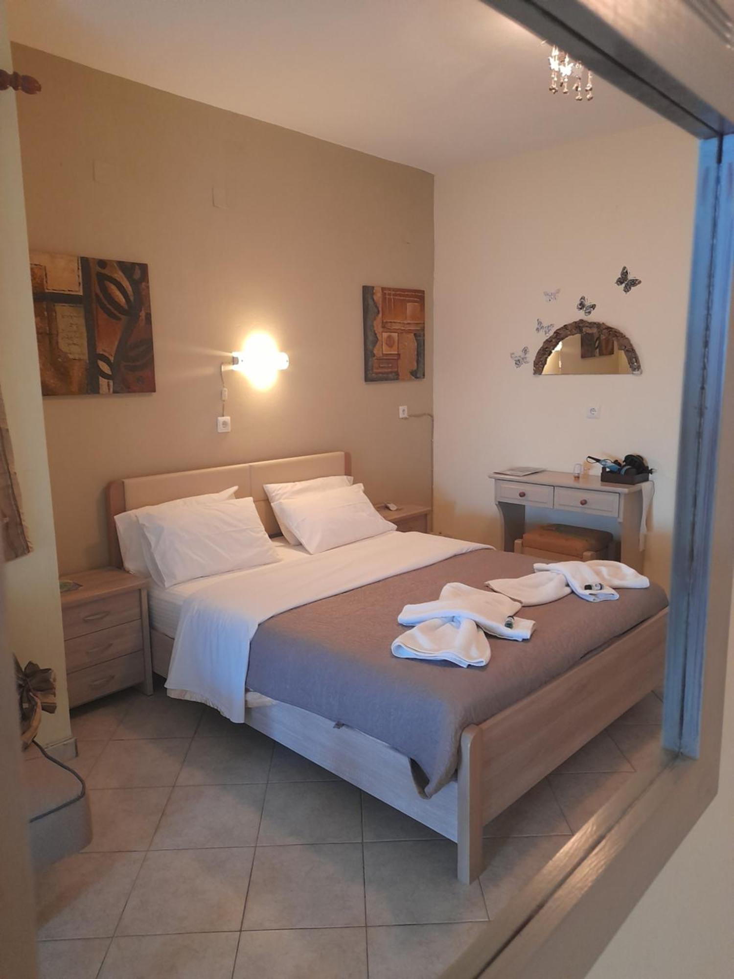 Delfini Aparthotel Akhladherí Exteriör bild