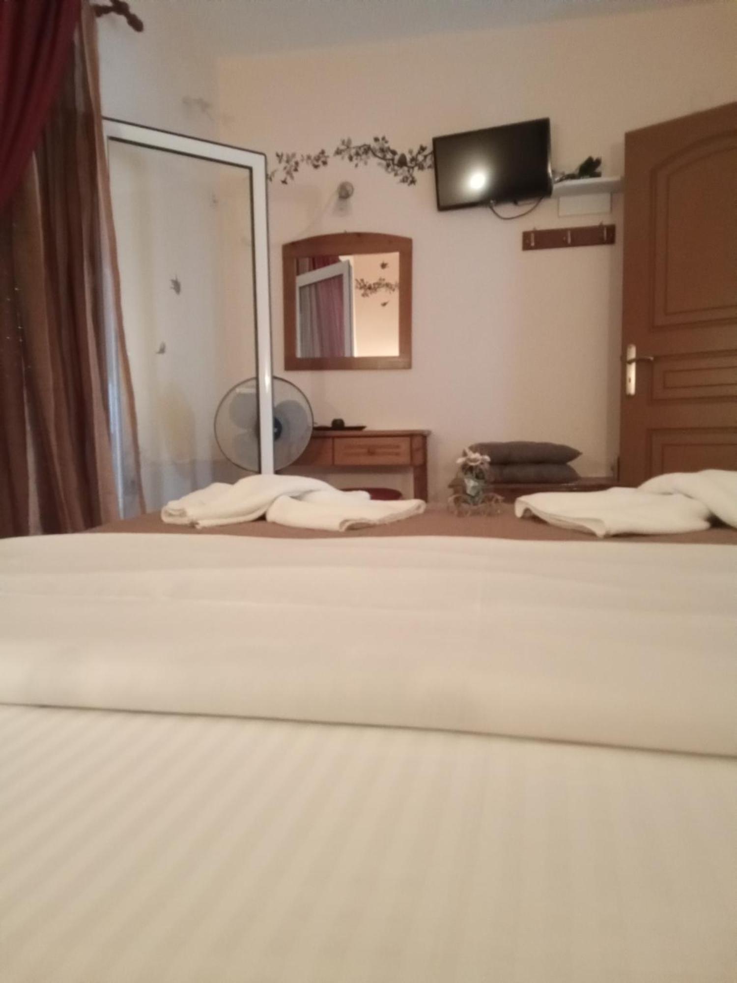 Delfini Aparthotel Akhladherí Exteriör bild