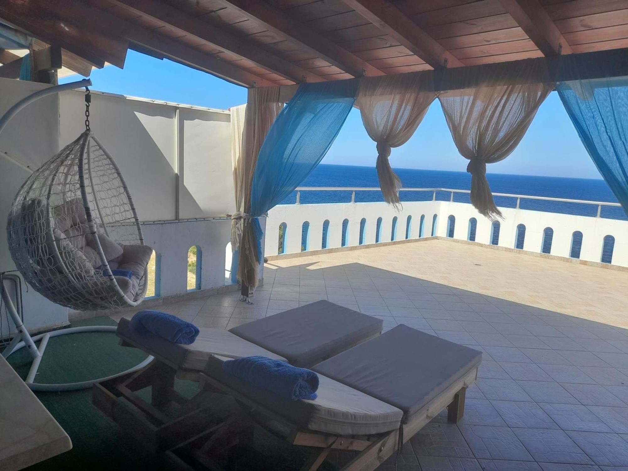 Delfini Aparthotel Akhladherí Exteriör bild
