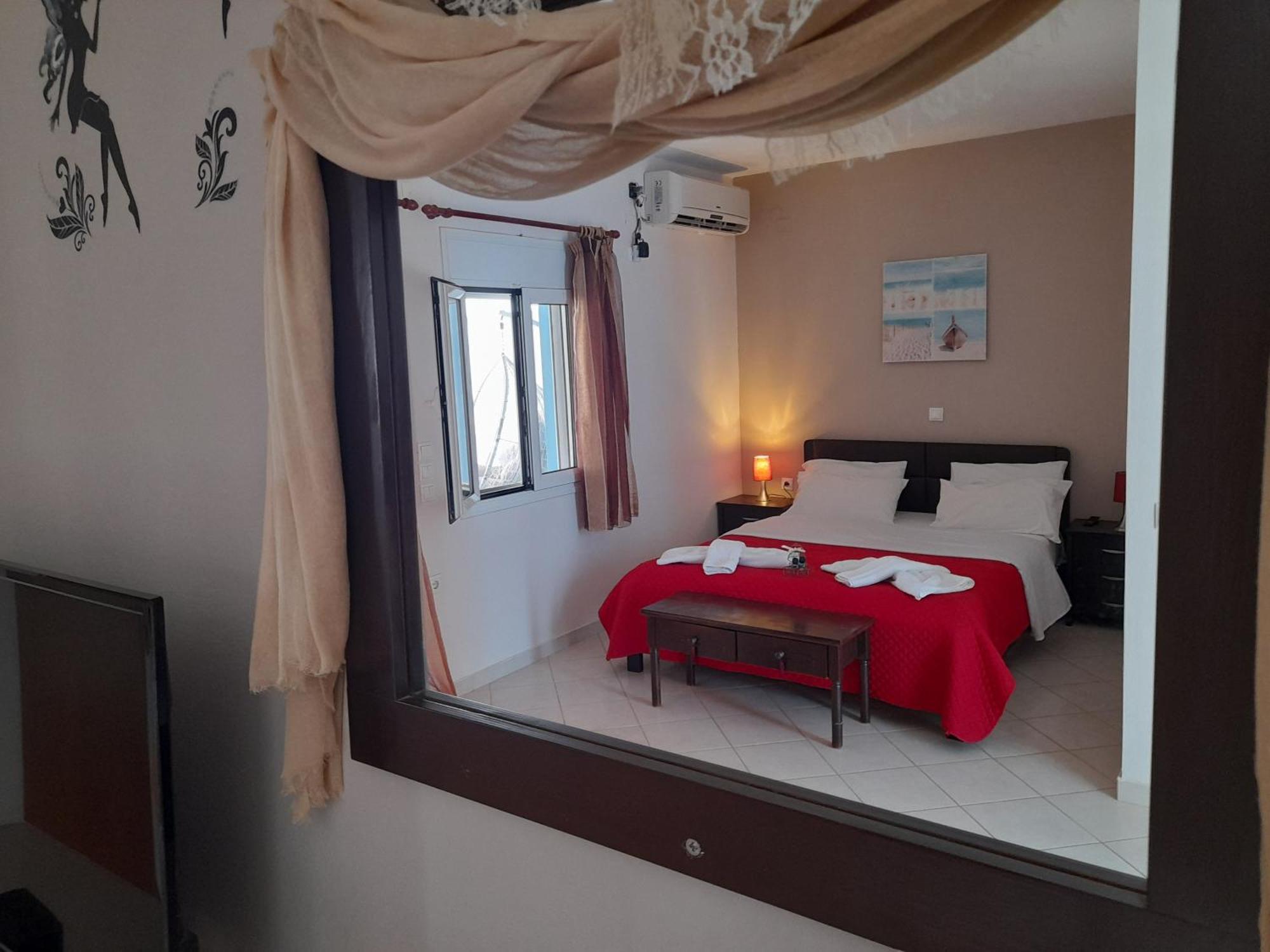Delfini Aparthotel Akhladherí Exteriör bild