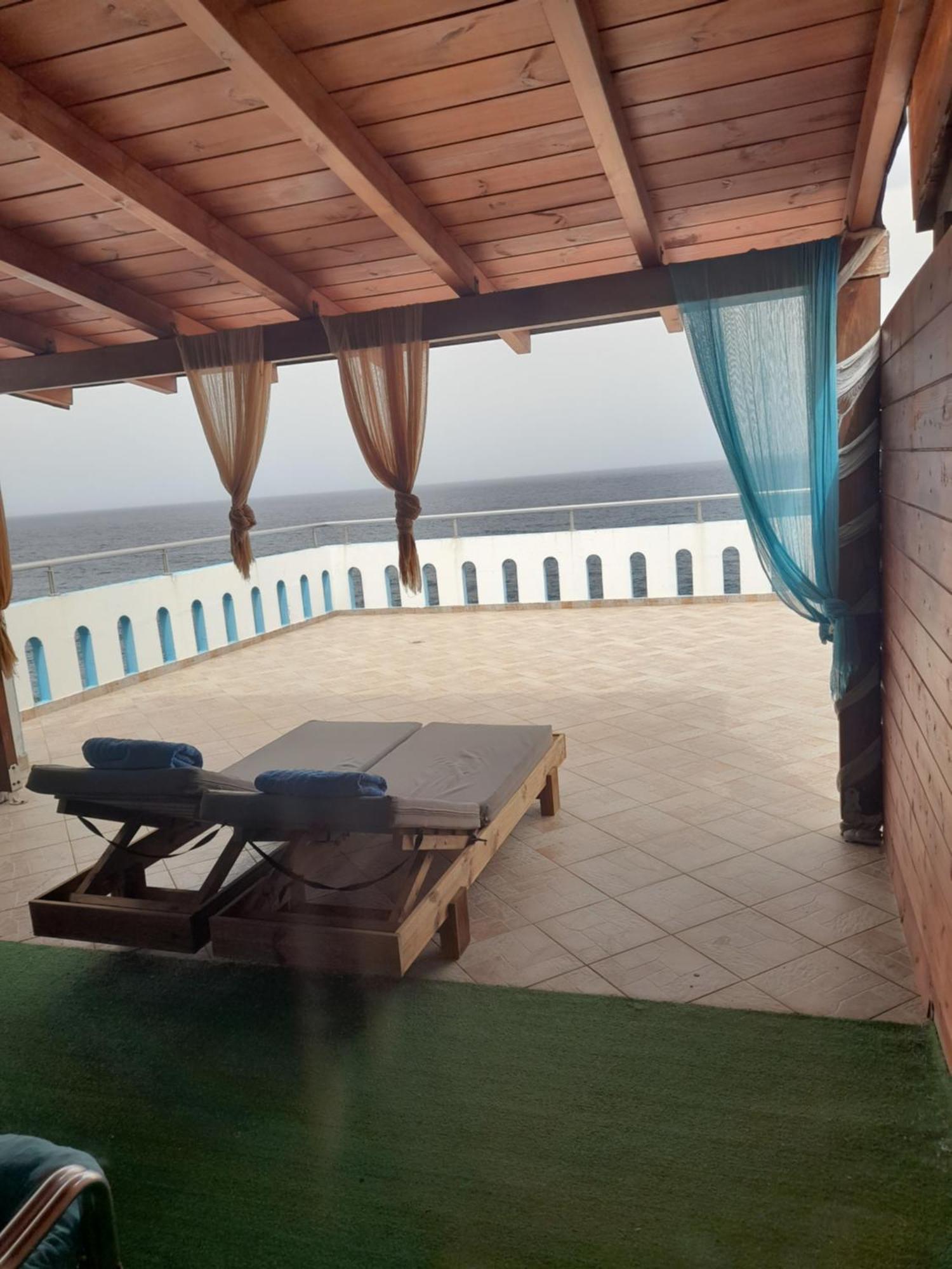Delfini Aparthotel Akhladherí Exteriör bild
