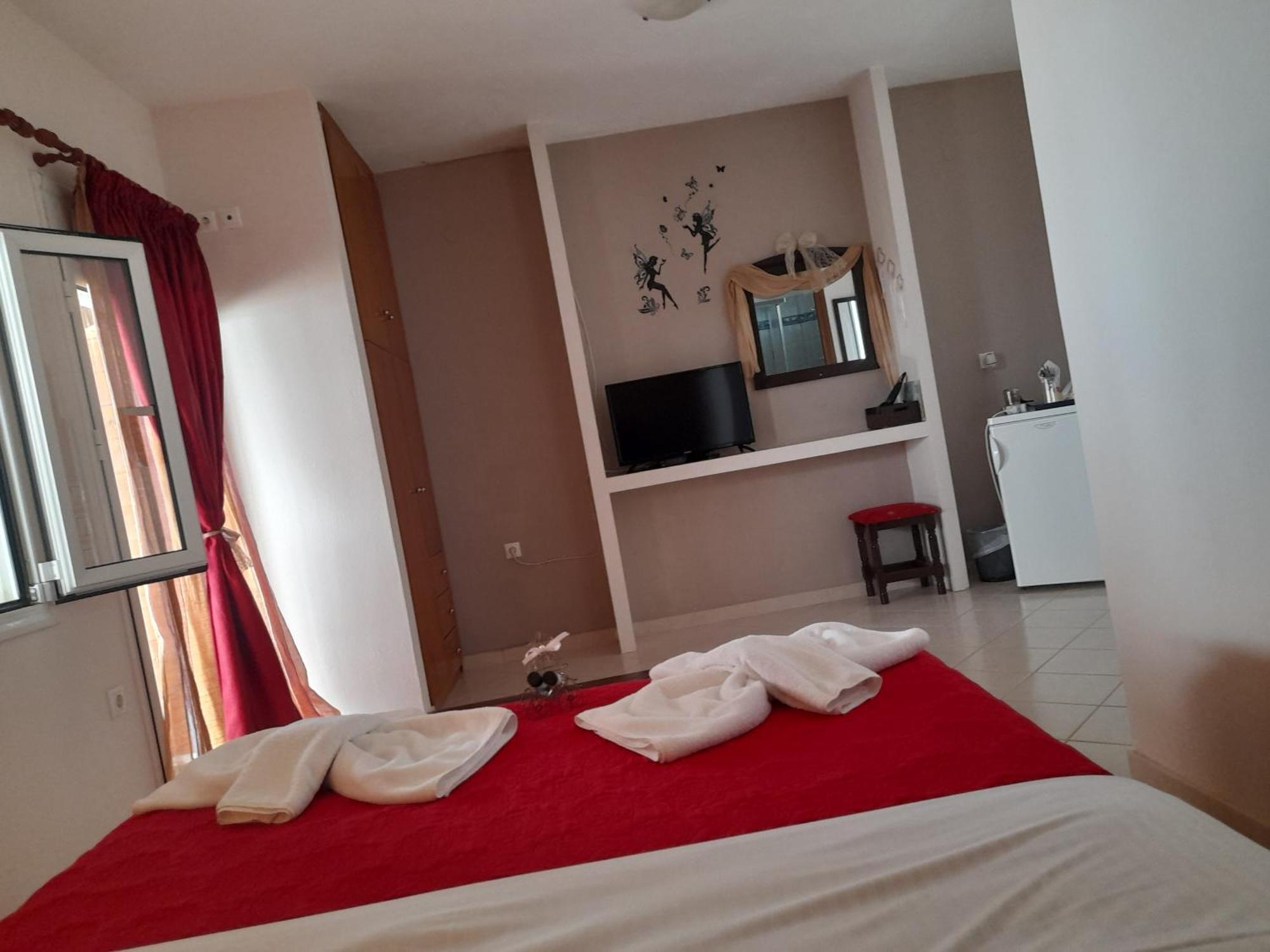 Delfini Aparthotel Akhladherí Exteriör bild