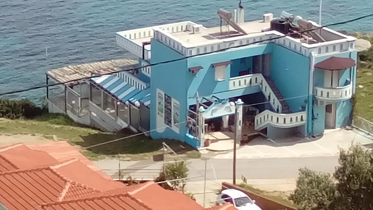 Delfini Aparthotel Akhladherí Exteriör bild