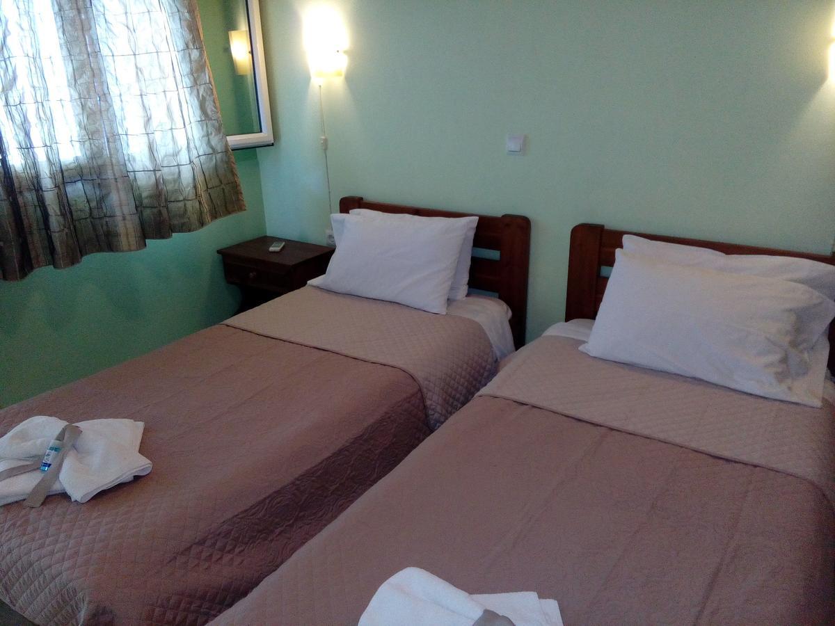 Delfini Aparthotel Akhladherí Exteriör bild
